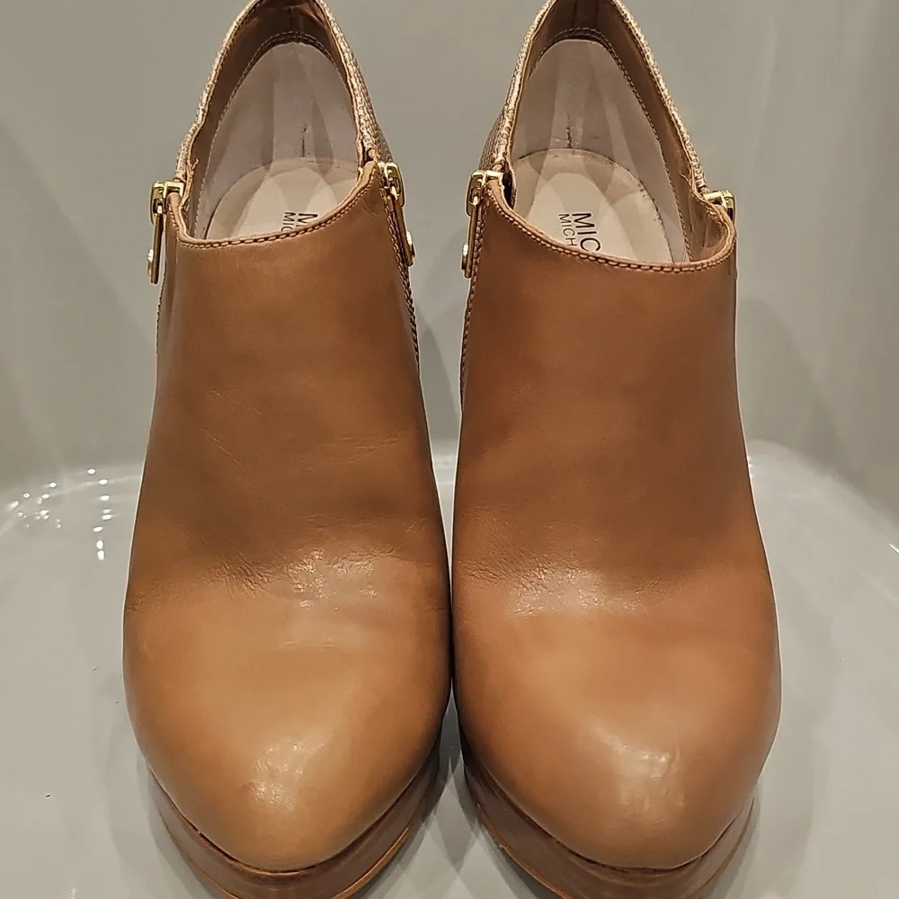MICHAEL KORS Elegant Taupe Tan Leather Booties
